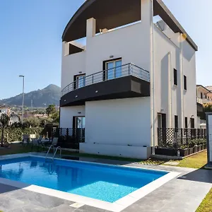 https://villa-nebros-seaside-charm.sicilyhotelsitaly.net